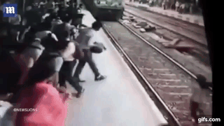 Девушка в наушниках не успела отпрыгнуть и попала под поезд, но выжила