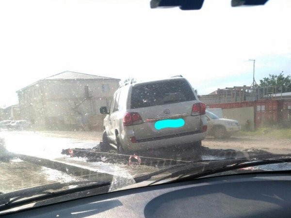 Нетерпеливый водитель внедорожника застрял в жидком бетоне в Ростове Нетерпеливый водитель внедорожника застрял в жидком бетоне в Ростове
