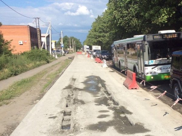 Нетерпеливый водитель внедорожника застрял в жидком бетоне в Ростове Нетерпеливый водитель внедорожника застрял в жидком бетоне в Ростове