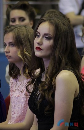 Глава ЛНР вручил дипломы отличника участникам первого в Республике бала медалистов (Фото) Глава ЛНР вручил дипломы отличника участникам первого в Республике бала медалистов (Фото)