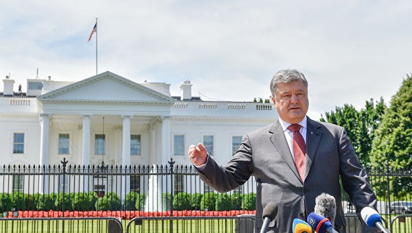 Почему Порошенко оказался под забором Белого дома 