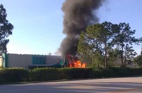 Истребитель F-16 перевернулся после приземления в США Истребитель F-16 перевернулся после приземления в США