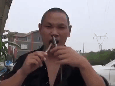 Ужасающие таланты мастера кунг-фу: протягивает змею через нос и поднимает вёдра веками