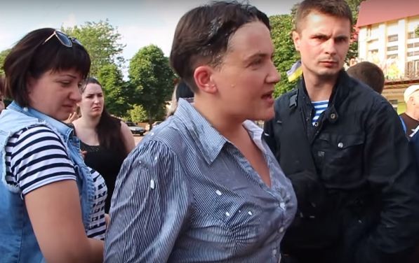 В Николаеве радикалы забросали Савченко яйцами