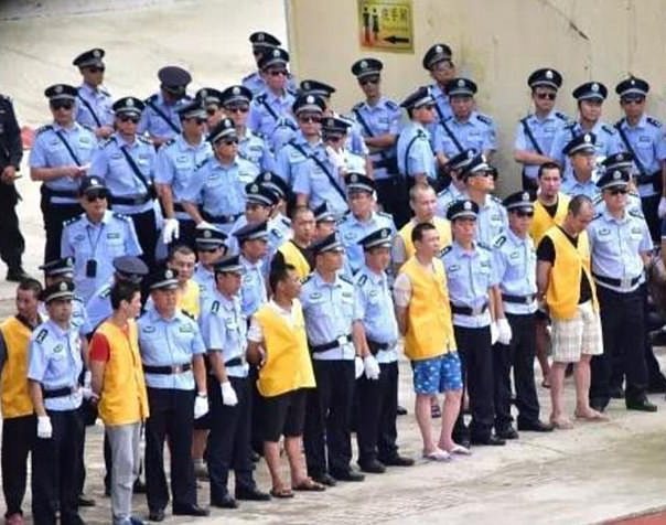 В Китае 13 наркоторговцев приговорили к смерти в присутствии 10 тысяч человек