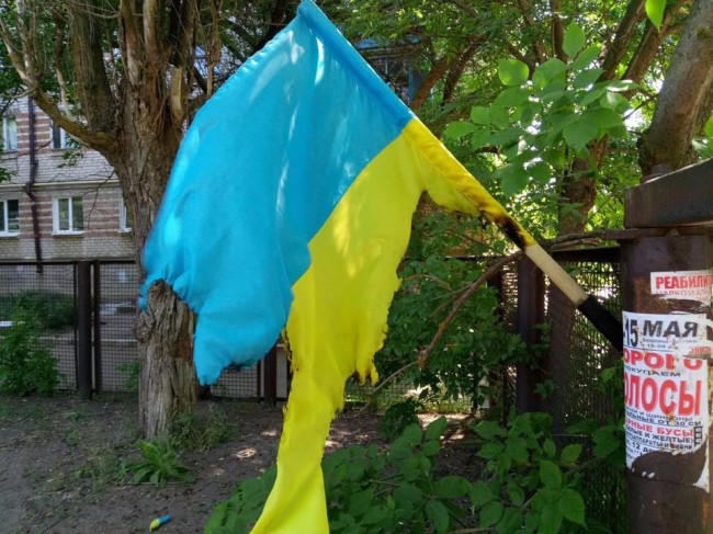 В Бердянске неизвестные подожгли государственный флаг Украины