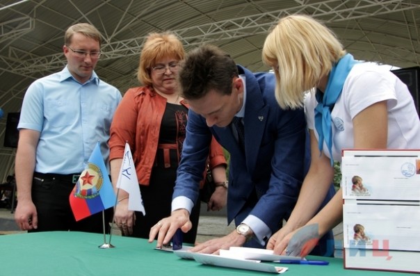 Представители ЛНР и ДНР в Луганске провели спецгашение марки "Спасибо, доктор Лиза!" 