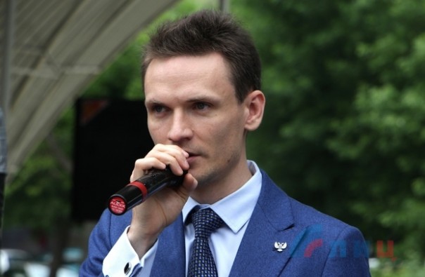 Представители ЛНР и ДНР в Луганске провели спецгашение марки "Спасибо, доктор Лиза!" 