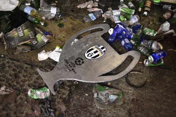 Около 600 человек пострадали в давке на финальном матче Лиги чемпионов Около 600 человек пострадали в давке на финальном матче Лиги чемпионов