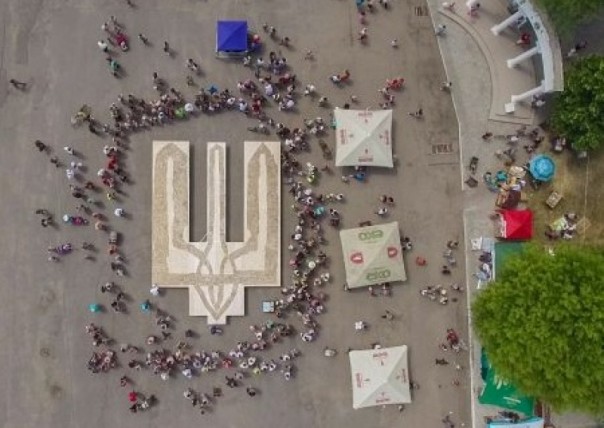 Когда стране твоей песец, из сала сделай тризубец Когда стране твоей песец, из сала сделай тризубец