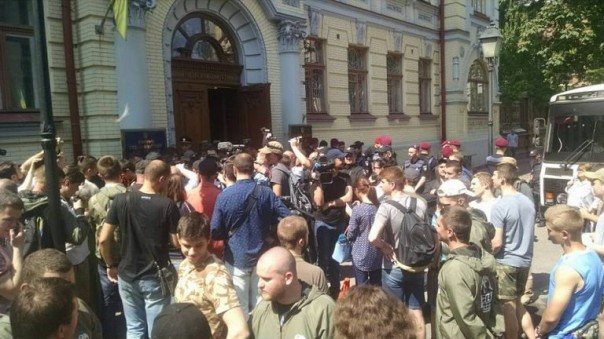 «Коцабе – тюрьма!» — нацисты добились от суда возвращения журналисту статуса обвиняемого