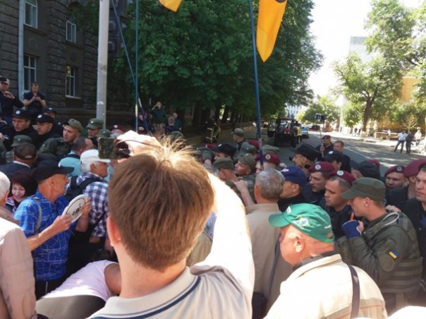 В Киеве на Банковой стычка вкладчиков банка с полицией