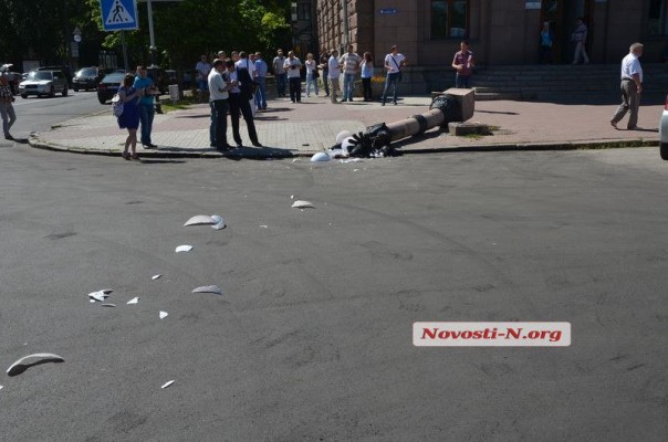 Экс-депутат на «Лексусе» снесла фонарный столб возле Николаевского горисполкома Экс-депутат на «Лексусе» снесла фонарный столб возле Николаевского горисполкома