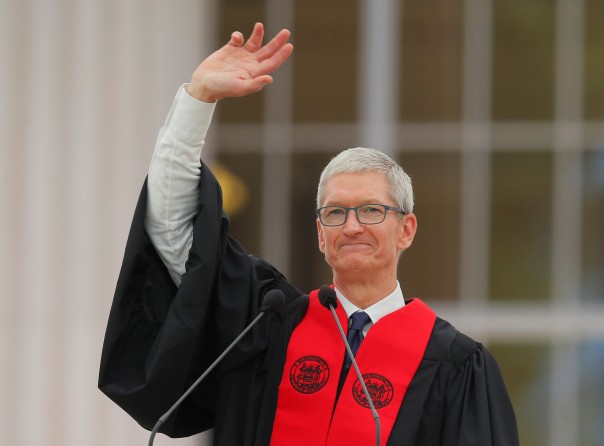 "Ради бога, не становитесь троллями". Глава Apple дал напутствие выпускникам