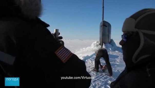 Американцы бросили в Арктике вмерзшую в лед атомную субмарину.