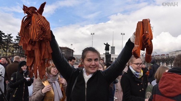 Порошенко запретил на Украине георгиевские ленточки