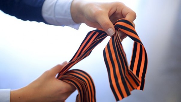 В ГД предложили въезжающим в Крым украинцам надевать георгиевские ленточки В ГД предложили въезжающим в Крым украинцам надевать георгиевские ленточки