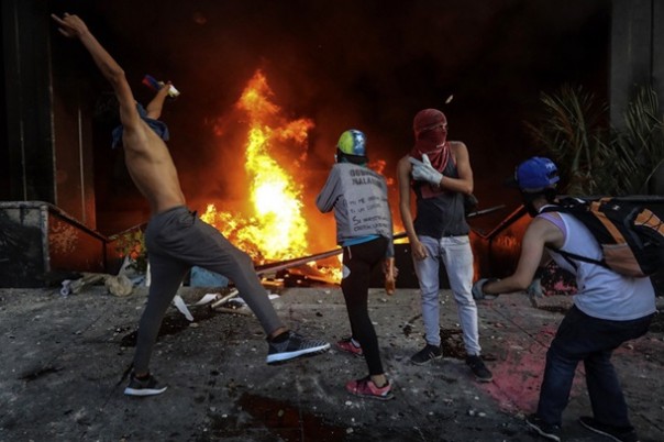 В столице Венесуэлы сожгли здание Верховного суда