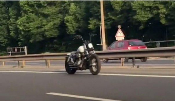 Во Франции мотоцикл проехал несколько километров без водителя