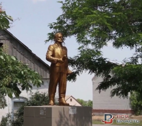 На Запорожье Ленина превратили в Пилипа Орлика На Запорожье Ленина превратили в Пилипа Орлика