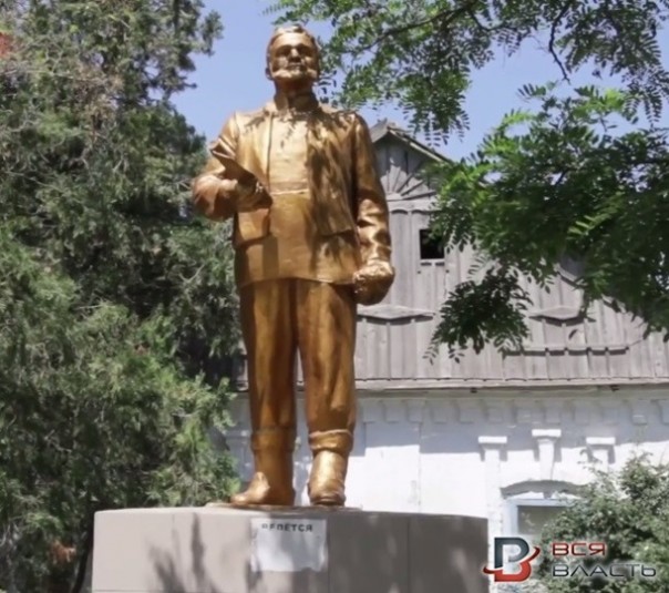 На Запорожье Ленина превратили в Пилипа Орлика На Запорожье Ленина превратили в Пилипа Орлика