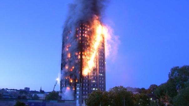 В Лондоне ночью полностью выгорела 27-этажная высотка Grenfell Tower. Видео