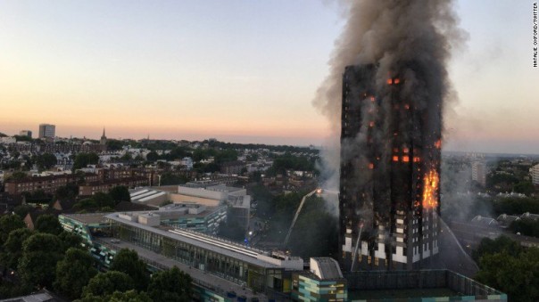 В Лондоне ночью полностью выгорела 27-этажная высотка Grenfell Tower. Видео