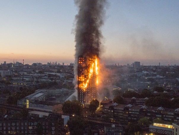 В Лондоне ночью полностью выгорела 27-этажная высотка Grenfell Tower. Видео