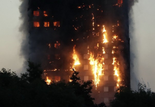 В Лондоне ночью полностью выгорела 27-этажная высотка Grenfell Tower. Видео