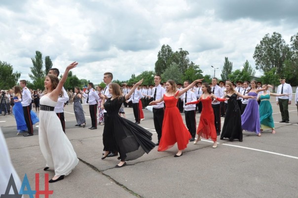 Донецкий военный лицей им. Берегового в торжественной обстановке отметил свой 22-й выпуск Донецкий военный лицей им. Берегового в торжественной обстановке отметил свой 22-й выпуск