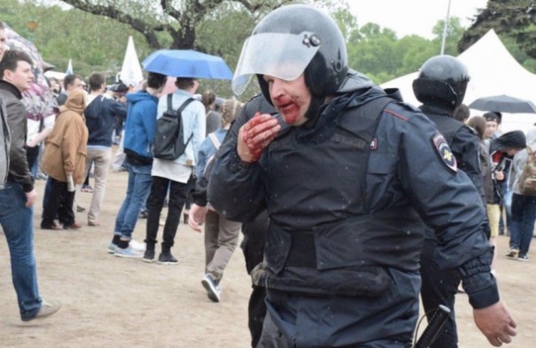 Нож в спину: на бойца ОМОНа напали во время митинга в Петербурге
