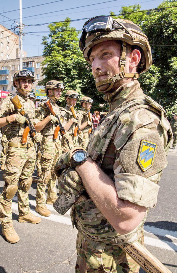В Мариуполе прошел парад под нацистскими свастиками В Мариуполе прошел парад под нацистскими свастиками