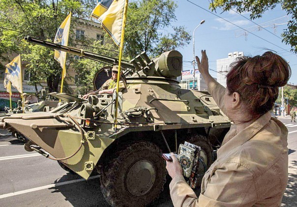 В Мариуполе прошел парад под нацистскими свастиками В Мариуполе прошел парад под нацистскими свастиками