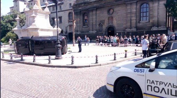 В центре Львова джип врезался в толпу, есть жертвы