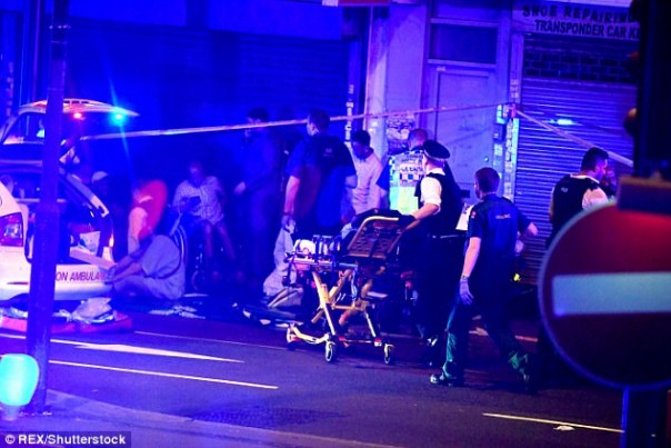 В Лондоне фургон наехал на толпу людей В Лондоне фургон наехал на толпу людей