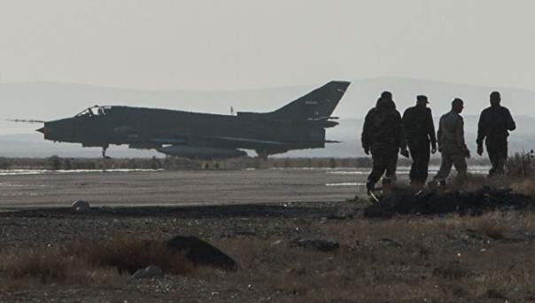 Сирийские военные спасли сбитого над Раккой летчика, сообщил источник