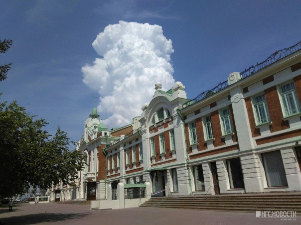 Необычное облако в виде гигантской башни удивило жителей Новосибирска Необычное облако в виде гигантской башни удивило жителей Новосибирска