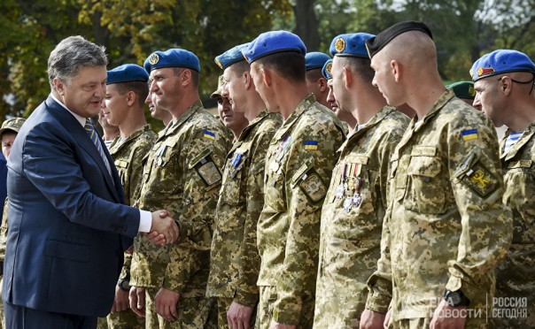 Порошенко "реинтегрирует" Донбасс: на Украине введут военное положение. Ростислав Ищенко