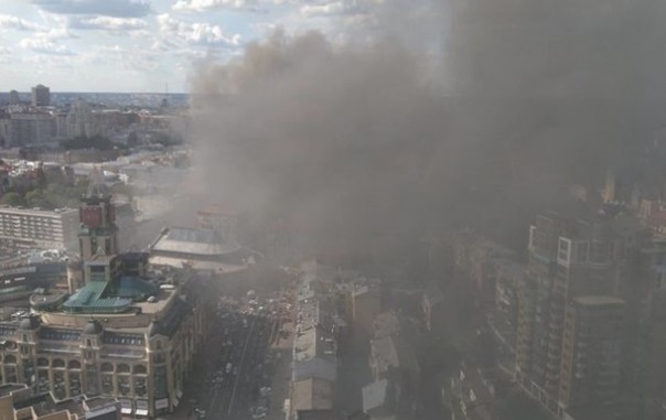 На Крещатике полыхает здание напротив ЦУМа