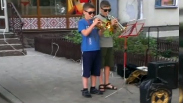 «За*бали хохляцкой музыкой»: в Хмельницком прохожие напали на детей боевика «АТО» за украинские песни