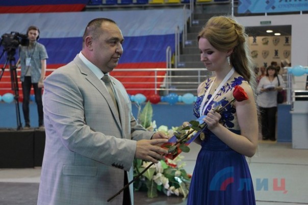 Глава ЛНР вручил дипломы отличника участникам первого в Республике бала медалистов (Фото)