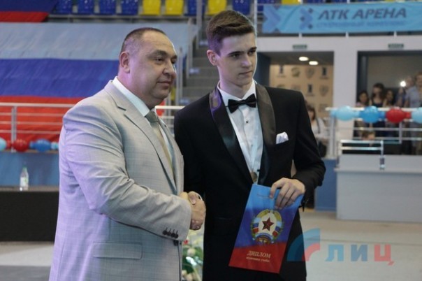 Глава ЛНР вручил дипломы отличника участникам первого в Республике бала медалистов (Фото) Глава ЛНР вручил дипломы отличника участникам первого в Республике бала медалистов (Фото)