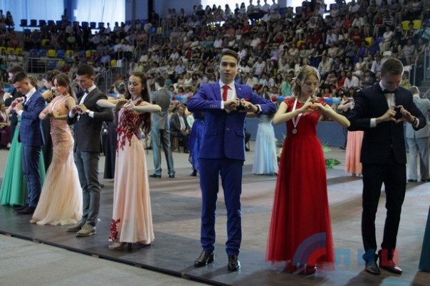 Глава ЛНР вручил дипломы отличника участникам первого в Республике бала медалистов (Фото) Глава ЛНР вручил дипломы отличника участникам первого в Республике бала медалистов (Фото)