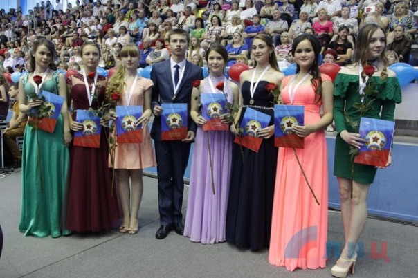 Глава ЛНР вручил дипломы отличника участникам первого в Республике бала медалистов (Фото) Глава ЛНР вручил дипломы отличника участникам первого в Республике бала медалистов (Фото)