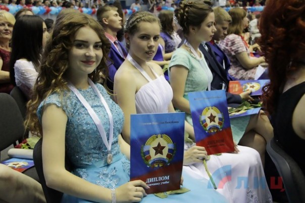 Глава ЛНР вручил дипломы отличника участникам первого в Республике бала медалистов (Фото) Глава ЛНР вручил дипломы отличника участникам первого в Республике бала медалистов (Фото)