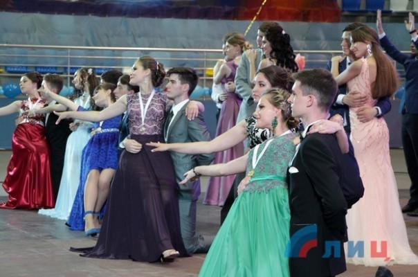 Глава ЛНР вручил дипломы отличника участникам первого в Республике бала медалистов (Фото) Глава ЛНР вручил дипломы отличника участникам первого в Республике бала медалистов (Фото)