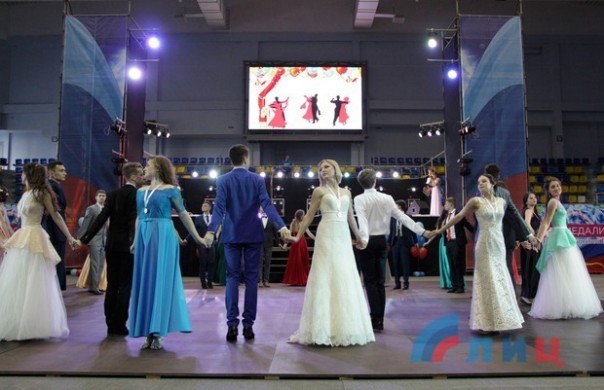 Глава ЛНР вручил дипломы отличника участникам первого в Республике бала медалистов (Фото) Глава ЛНР вручил дипломы отличника участникам первого в Республике бала медалистов (Фото)