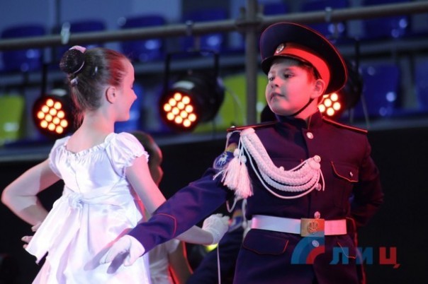 Глава ЛНР вручил дипломы отличника участникам первого в Республике бала медалистов (Фото) Глава ЛНР вручил дипломы отличника участникам первого в Республике бала медалистов (Фото)