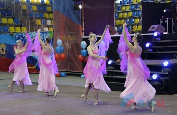 Глава ЛНР вручил дипломы отличника участникам первого в Республике бала медалистов (Фото) Глава ЛНР вручил дипломы отличника участникам первого в Республике бала медалистов (Фото)