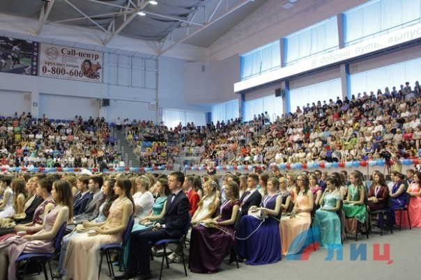 Глава ЛНР вручил дипломы отличника участникам первого в Республике бала медалистов (Фото) Глава ЛНР вручил дипломы отличника участникам первого в Республике бала медалистов (Фото)